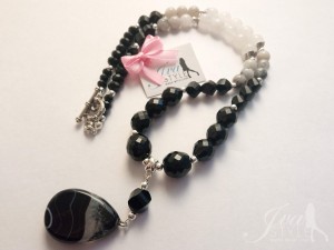 Ogrlica od ahata, rutilkvarca, belog žada i čeških perli