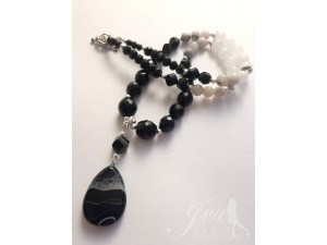 Ogrlica od ahata, rutilkvarca, belog žada i čeških perli